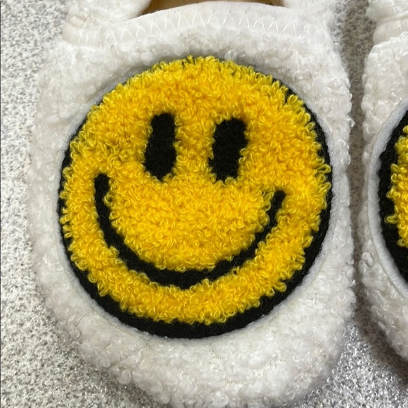 White kids : toddler Fuzzy Slippers with Yellow Smiley Face - Picture 6 of 7